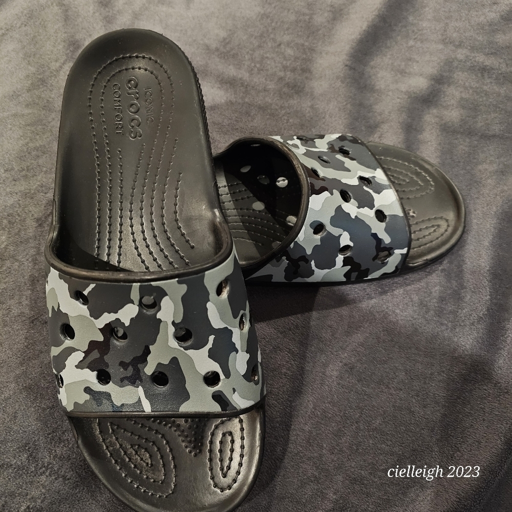 Crocs camo slides Size M 13